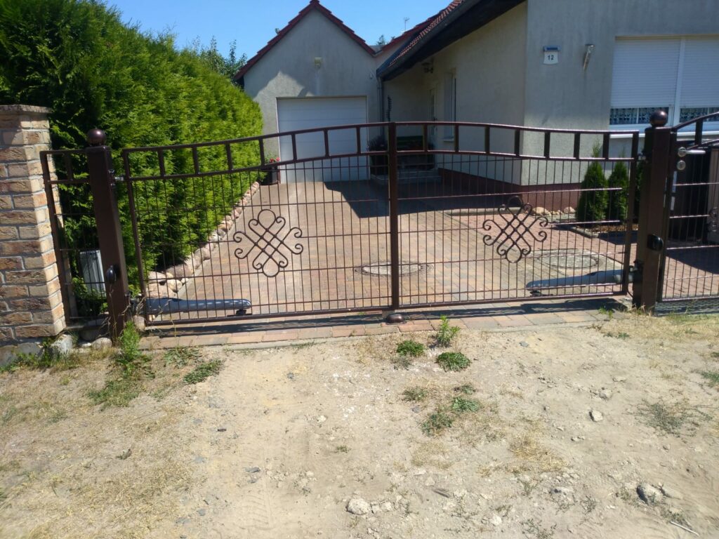 Klassischer Zaun in Braun