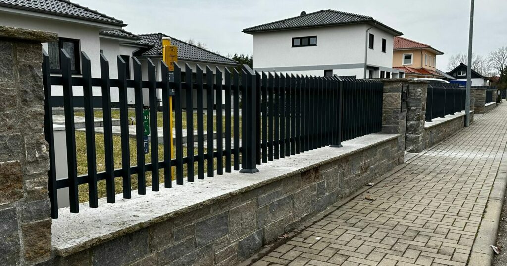 Moderner Lamellenzaun aus Metall – Umsetzung in Stralsund