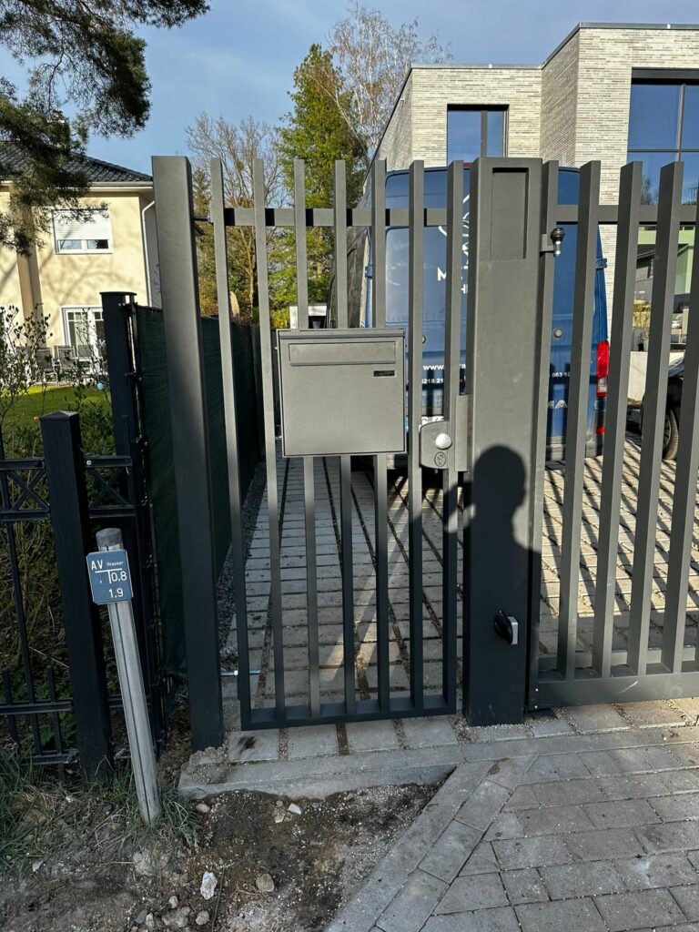 Moderner Metallzaun