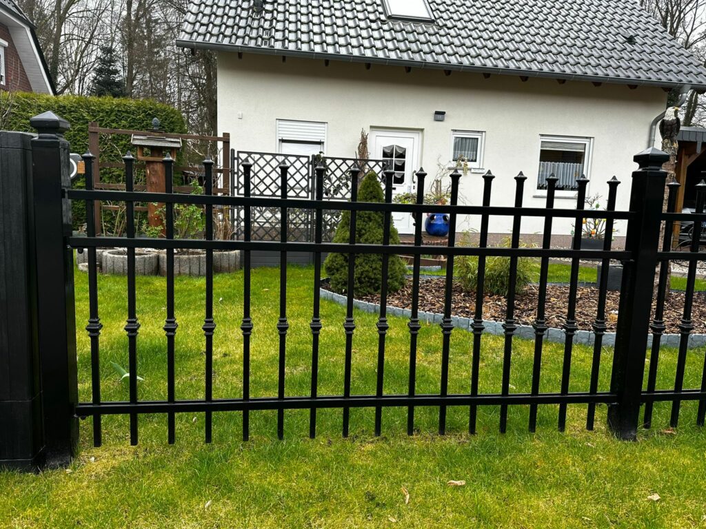 Zaun aus Metall klassisch