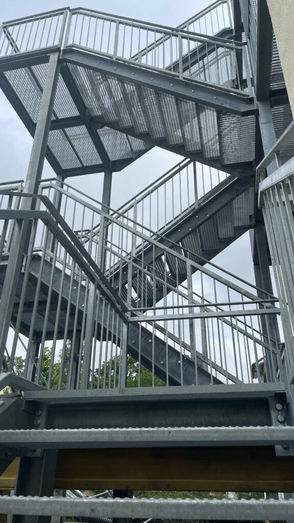 Außenliegendes Treppenhaus aus Stahl in Ahrensfelde