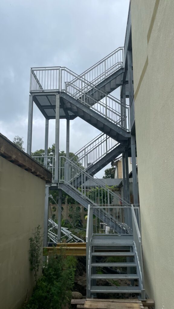 Mehrgeschossige Stahlkonstruktion an einem Mehrfamilienhaus