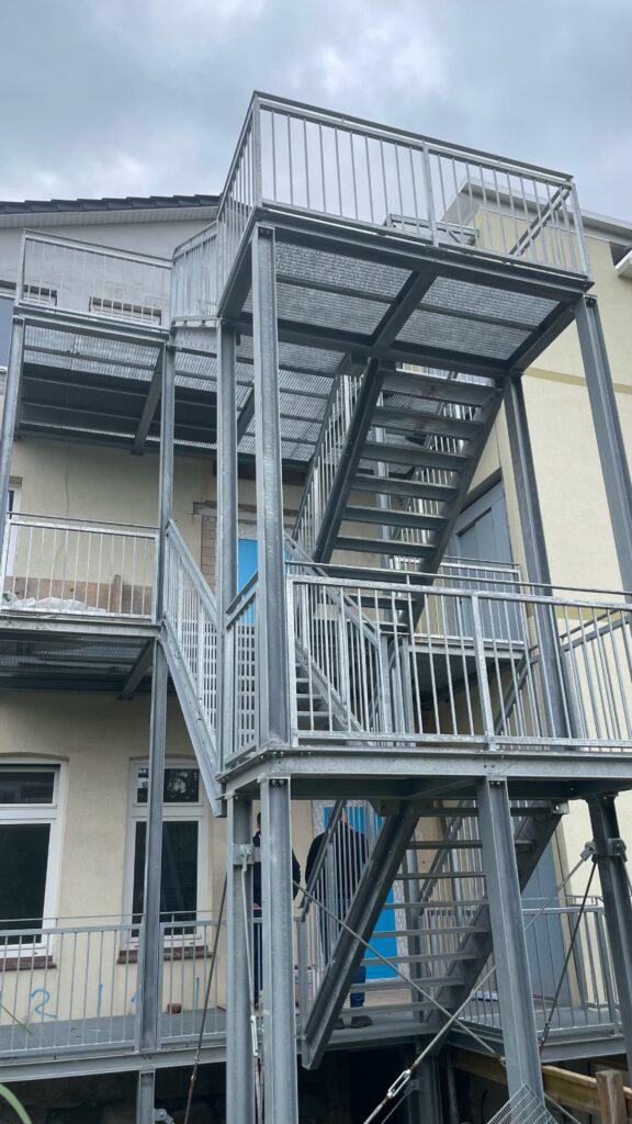 Gitterrosttreppe mit Podesten