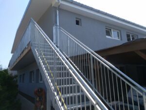 Aussentreppe mit Balkongeländer