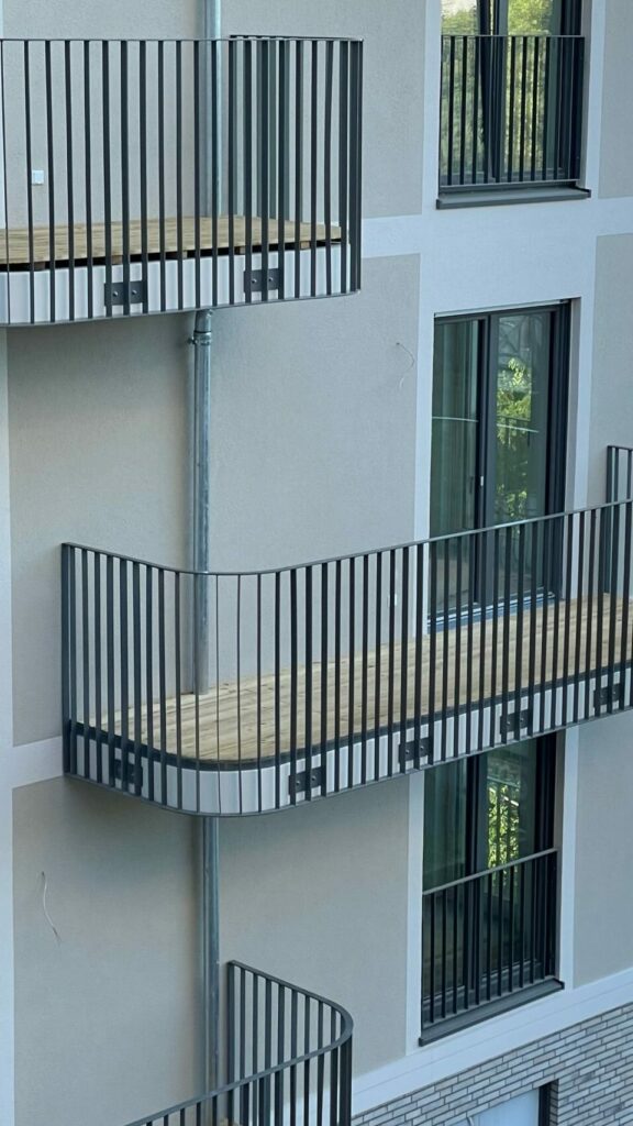balkongeländer metall anthrazit modern