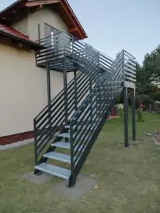 Aussentreppe mit Hochterrasse