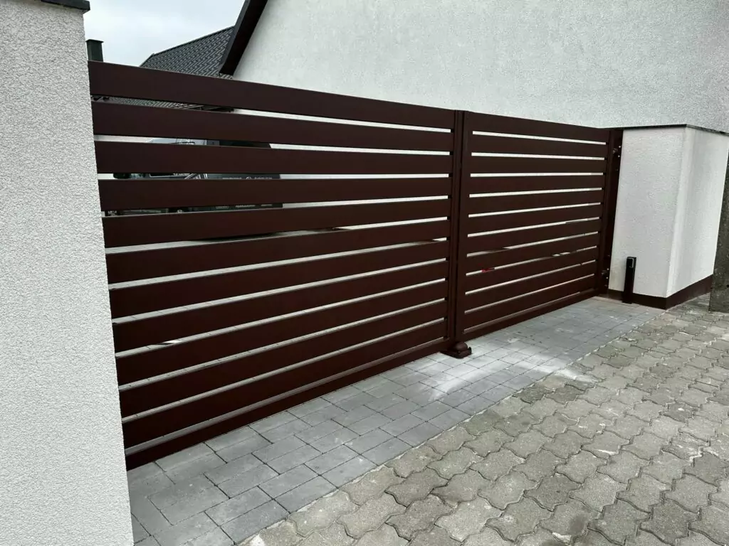 Brauner Zaun mit waagerechten Profilen