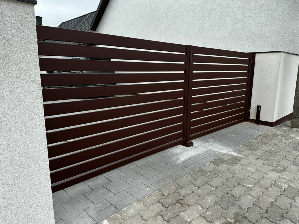 Brauner Zaun mit waagerechten Profilen