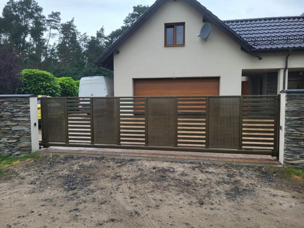 Hochwertiger Metallzaun mit Mauer für Neubau