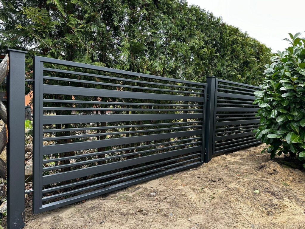 Horizontaler Lamellenzaun aus Metall