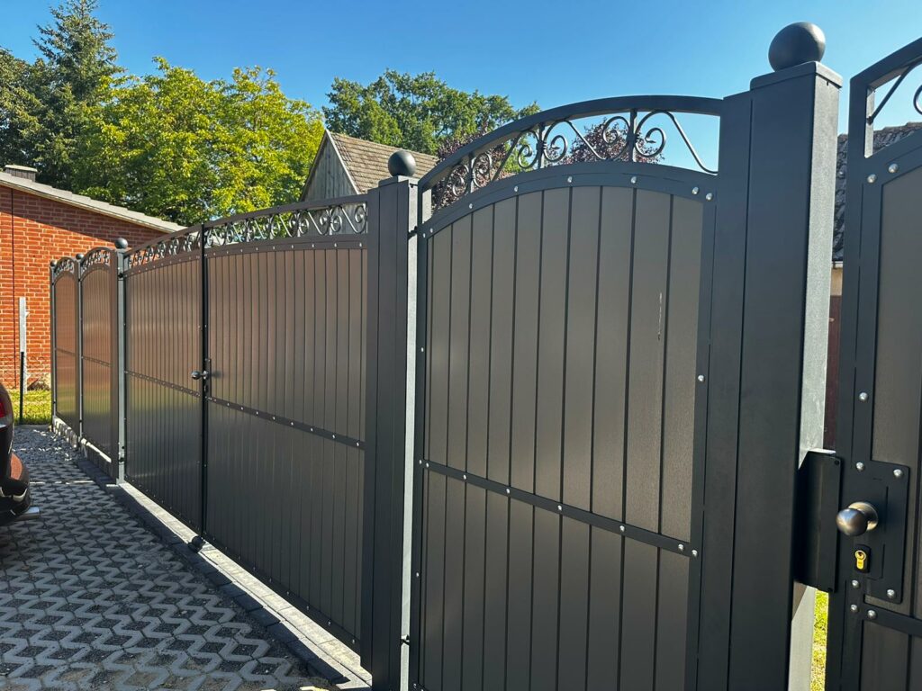 Individuell gefertigter Metallzaun aus PVC