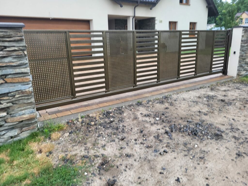 Metallzaun für Einfamilienhaus mit Mauer