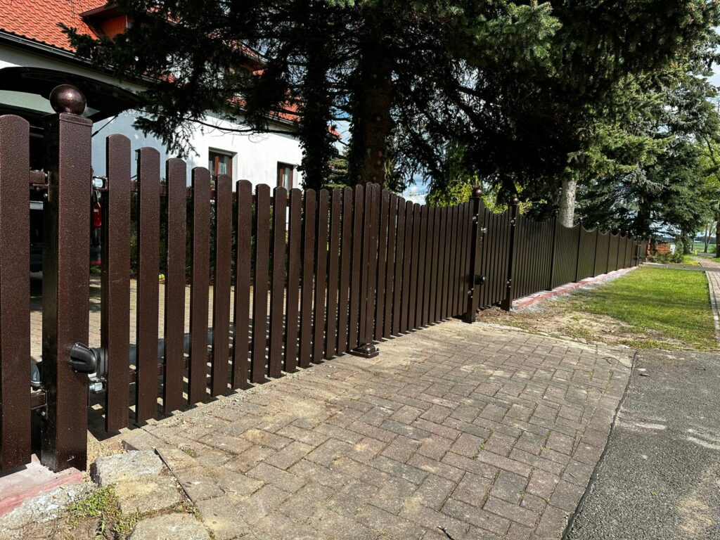 Metallzaun mit Gartentor Holzoptik