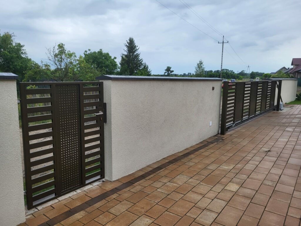 Metallzaun mit modernem Design mit Mauer zwischen