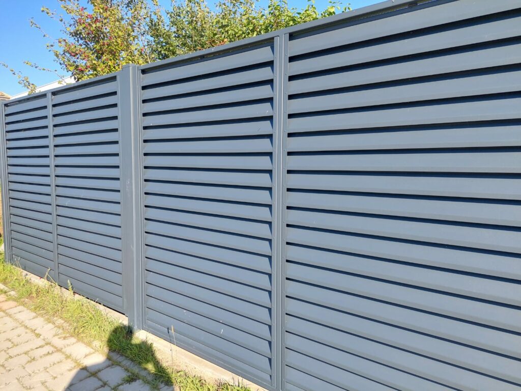 Moderne Grundstückseinfriedung aus Metall als Jalousiezaun