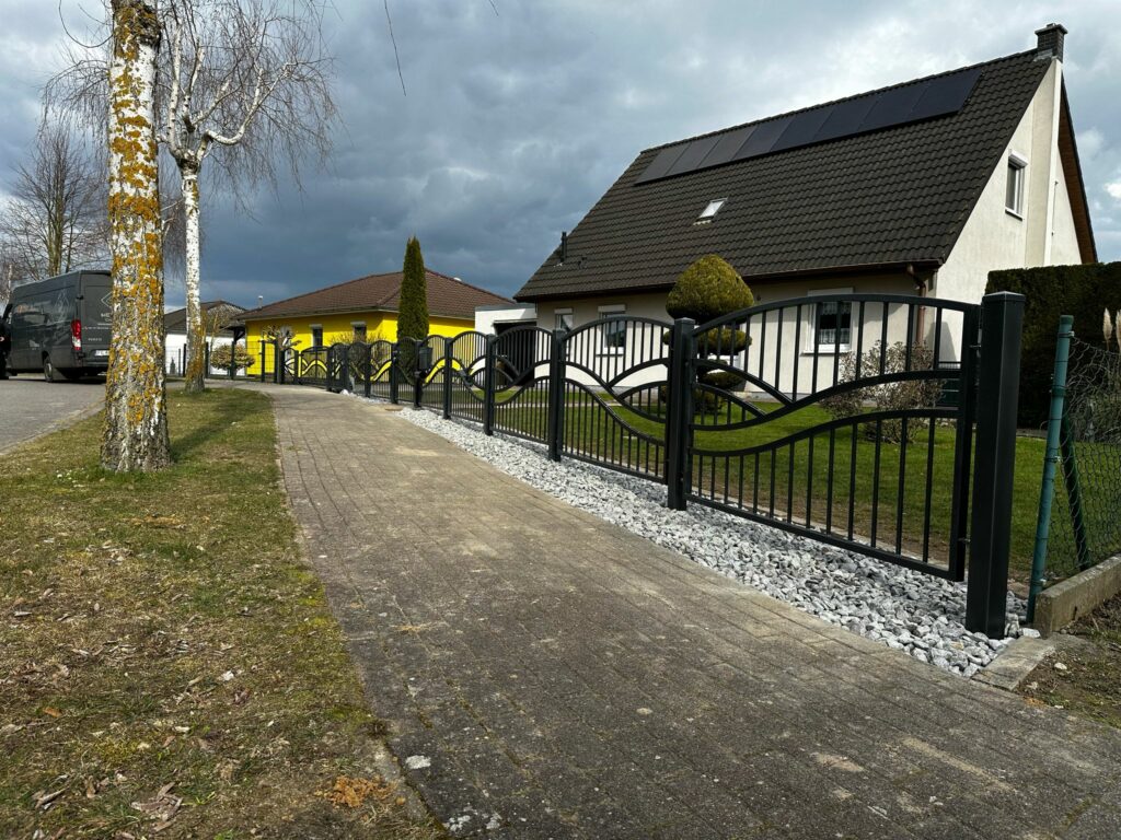 Moderner Metallzaun für Einfamilienhaus