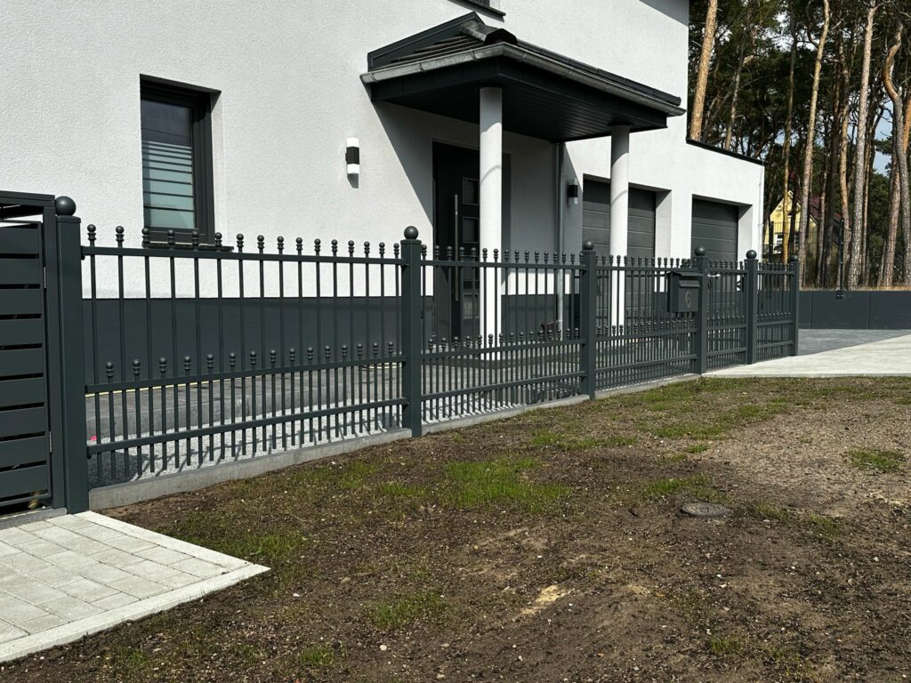 Moderner Metallzaun für Neubau
