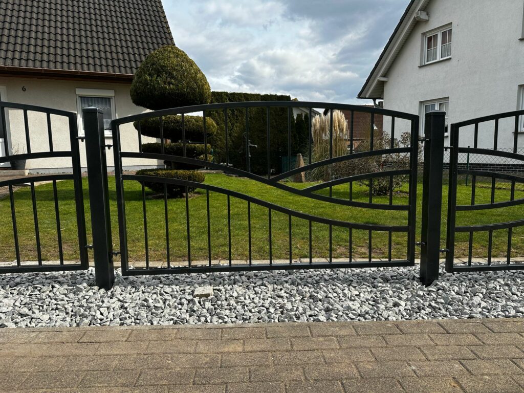 Moderner Metallzaun in Anthrazit RAL 7016