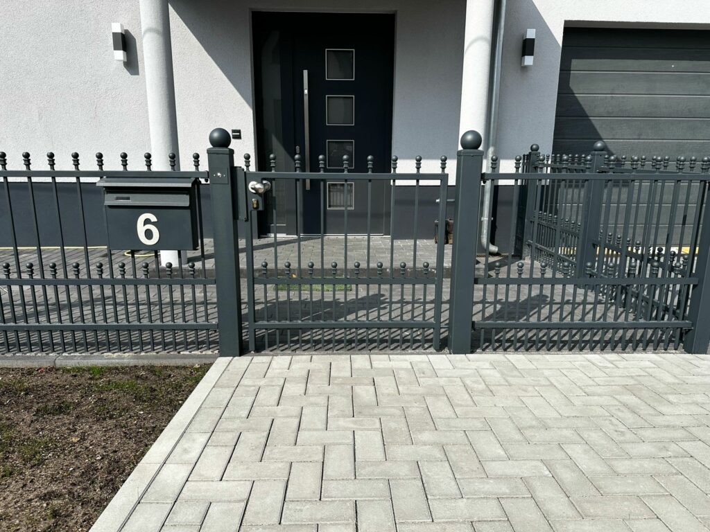 Moderner Metallzaun mit hochwertiger Verarbeitung