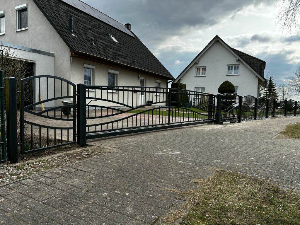 Moderner Metallzaun mit Pulverbeschichtung