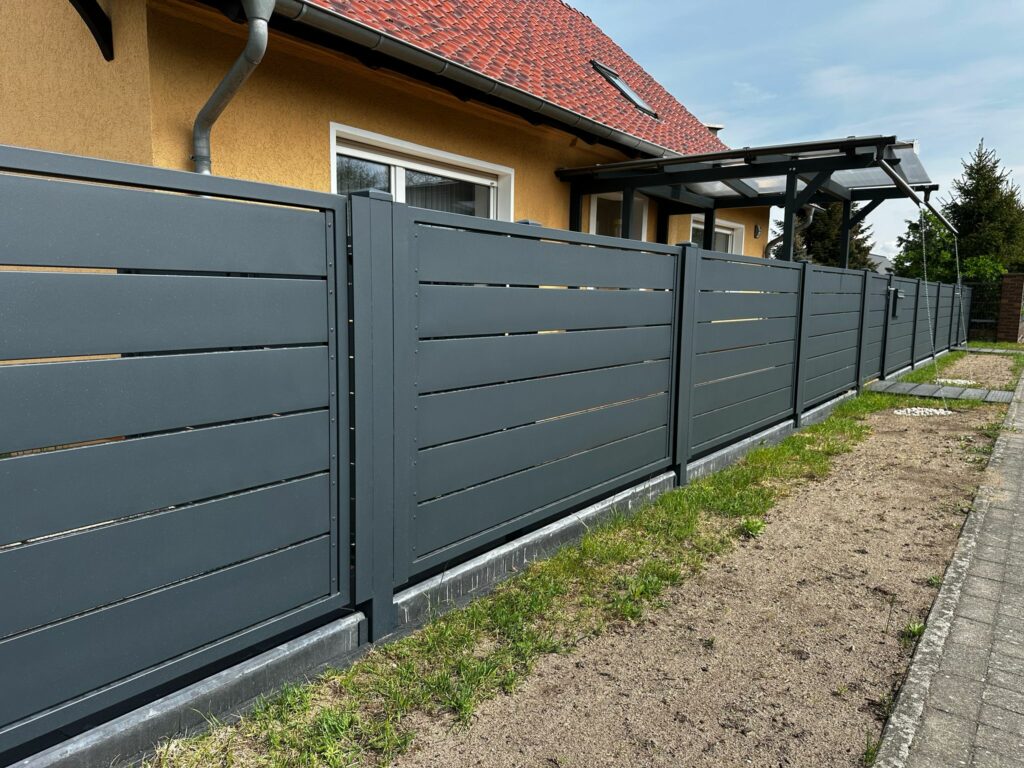Moderner Metallzaun mit Sichtschutz in anthrazit