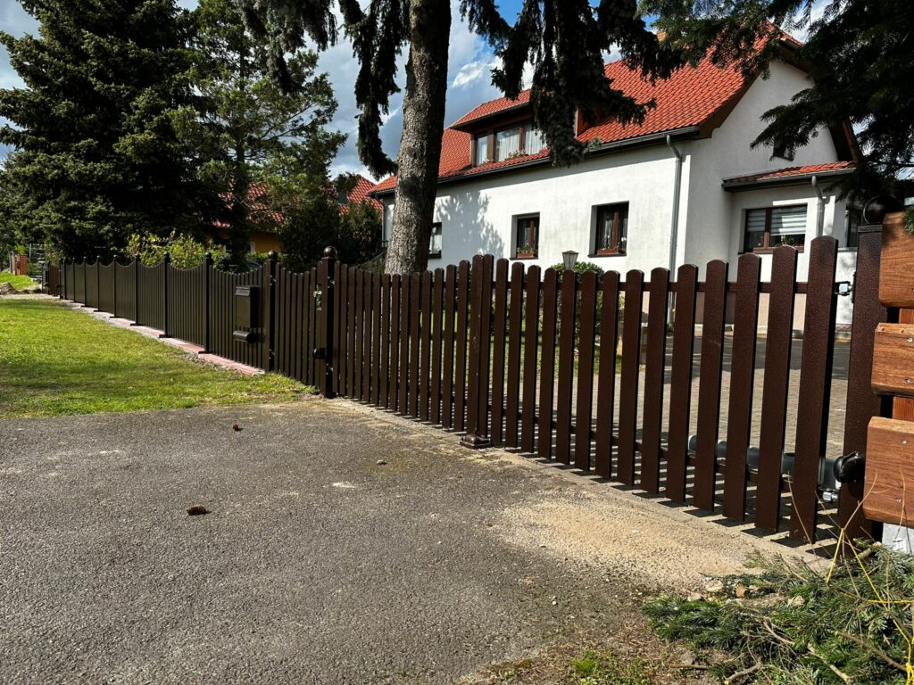 Pflegeleichter Metallzaun Holzimitation