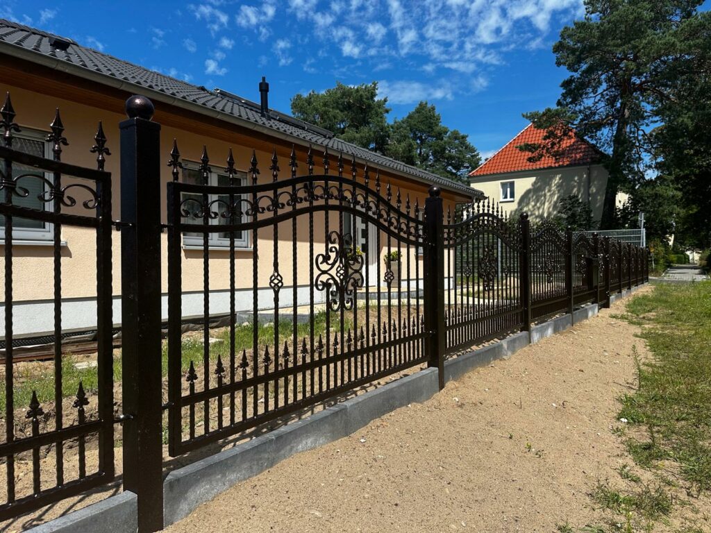 Schmuckzaun aus Stahl für Einfamilienhaus