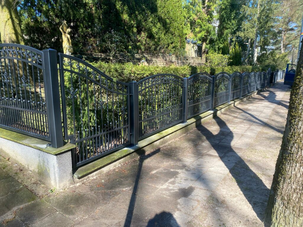 Schmuckzaun aus Stahl mit modernem Design