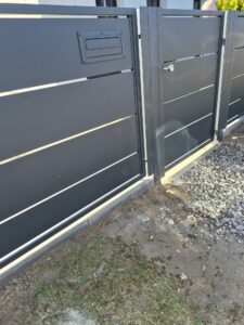 Sichtschutzzaun aus Metall mit integrierter Pforte