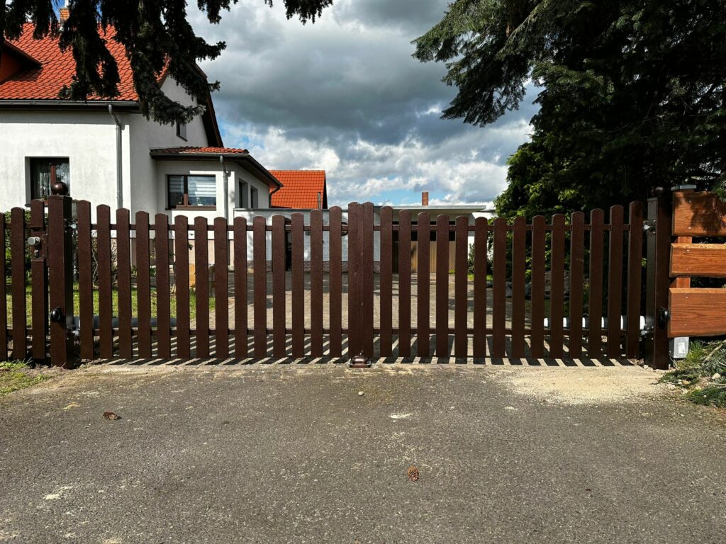 Stahlzaun für Einfahrt und Garten in Holzausführung