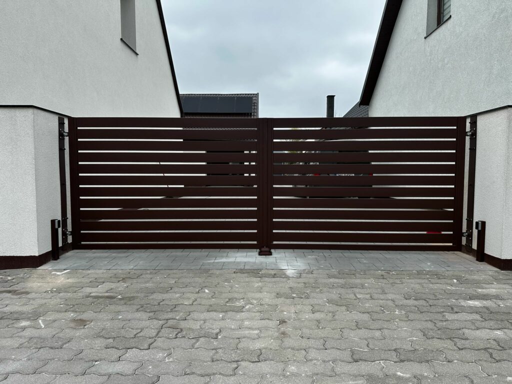 Zweiflügeliges Tor mit modernem Design in Braun
