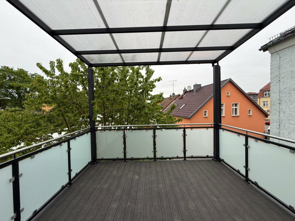 Anbaubalkon aus Stahl als Terrasse
