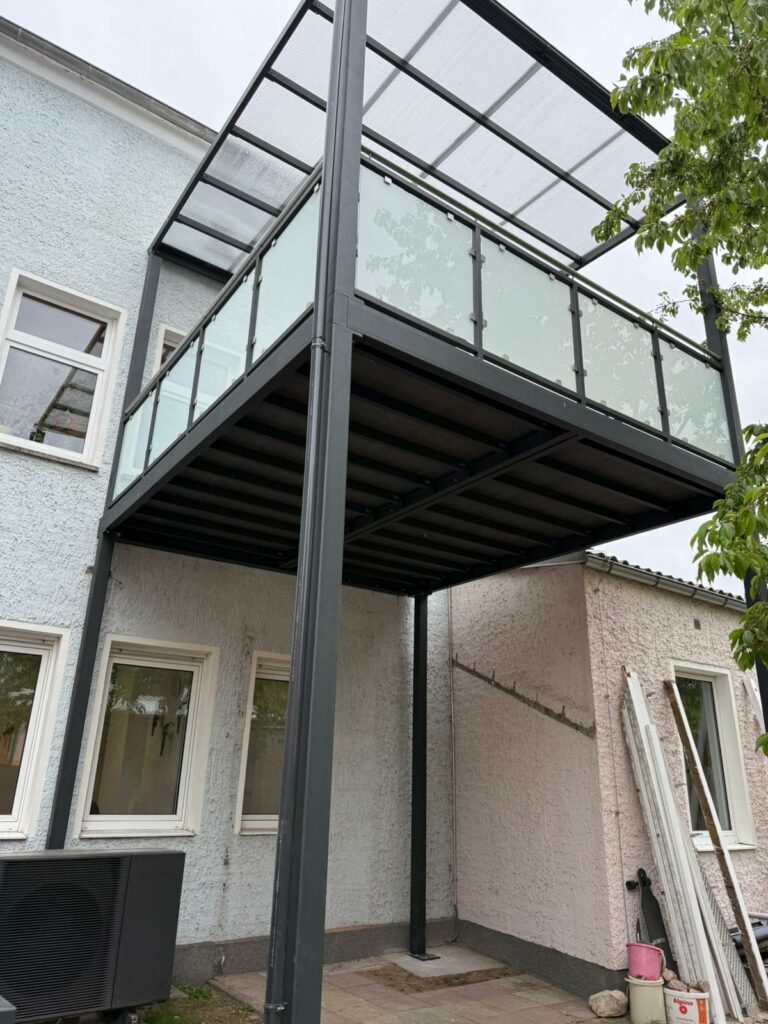 Anbaubalkon aus Stahl mit Ueberdachung