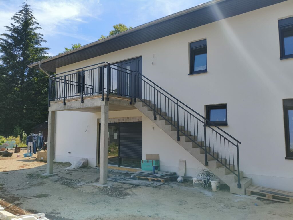 Anbaubalkon mit Treppe