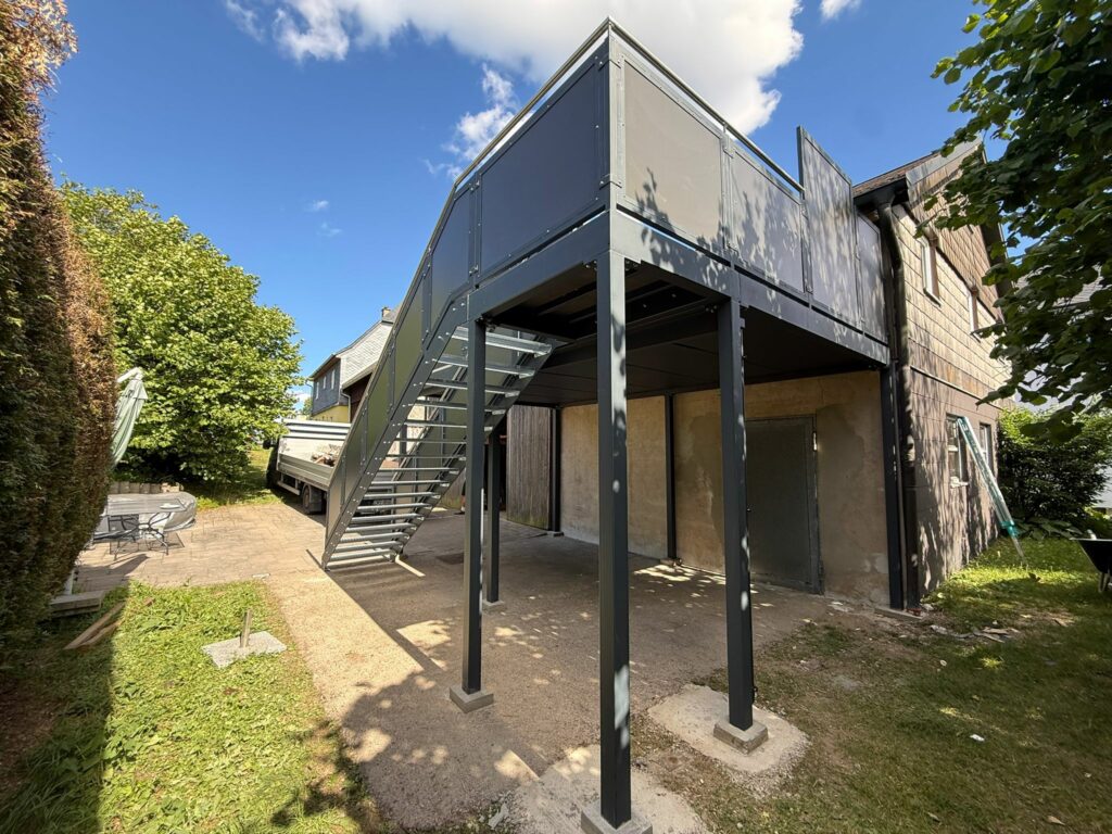 Hochterrasse in anthrazit mit der Stahltreppe