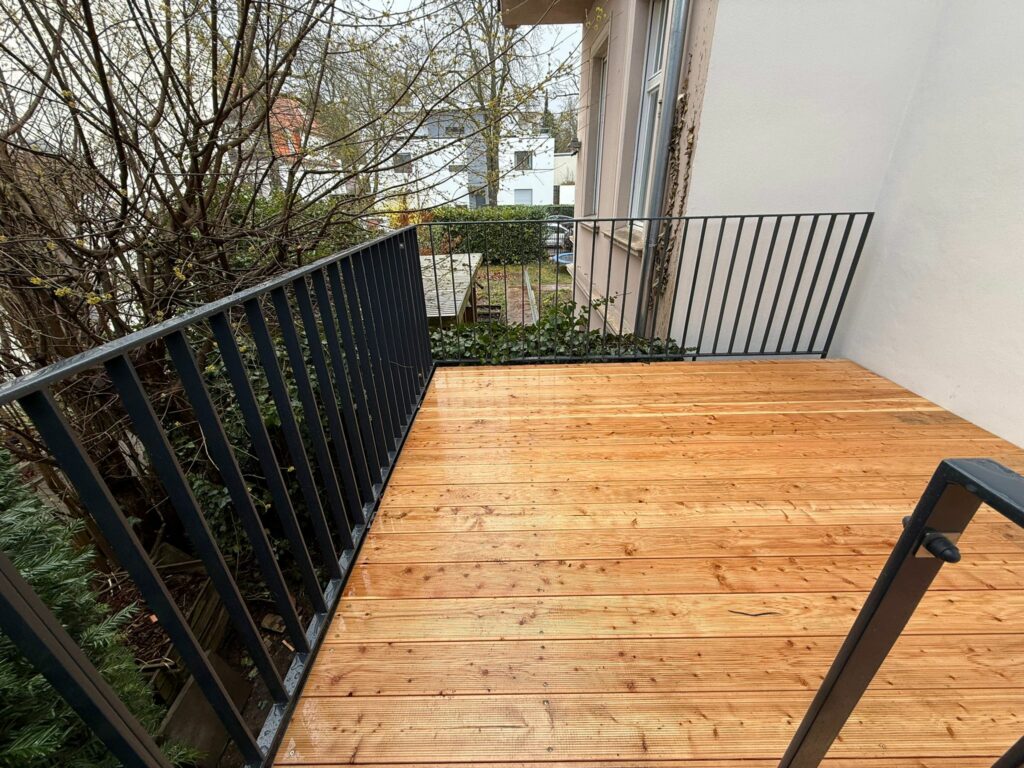 Hochterrasse mit Stahlgeländer