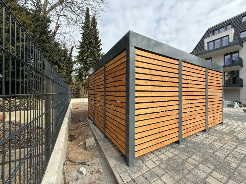 Mülleinhausung mit Holzlamellen